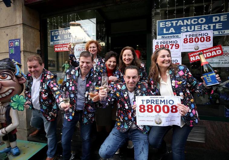 La familia Acebal-Muñiz, con la veterana María Teresa Muñiz en el centro, celebrando el primer premio después de repartir tres quintos premios.