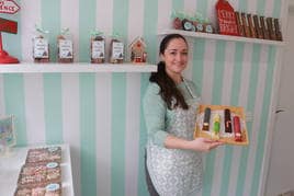 La pastelera Inés Alonso, con dulces de Navidad que elabora en Quintueles.