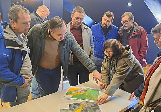 Zapico se compromete a que la senda cicloturista y peatonal entre Villaviciosa y El Puntal esté acabada en 2026