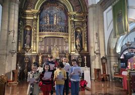 Los niños, durante la lectura del pregón navideño en la iglesia.