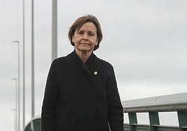 Carmen Moriyón camina por el puente de Carlos Marx, del que pide su derribo.