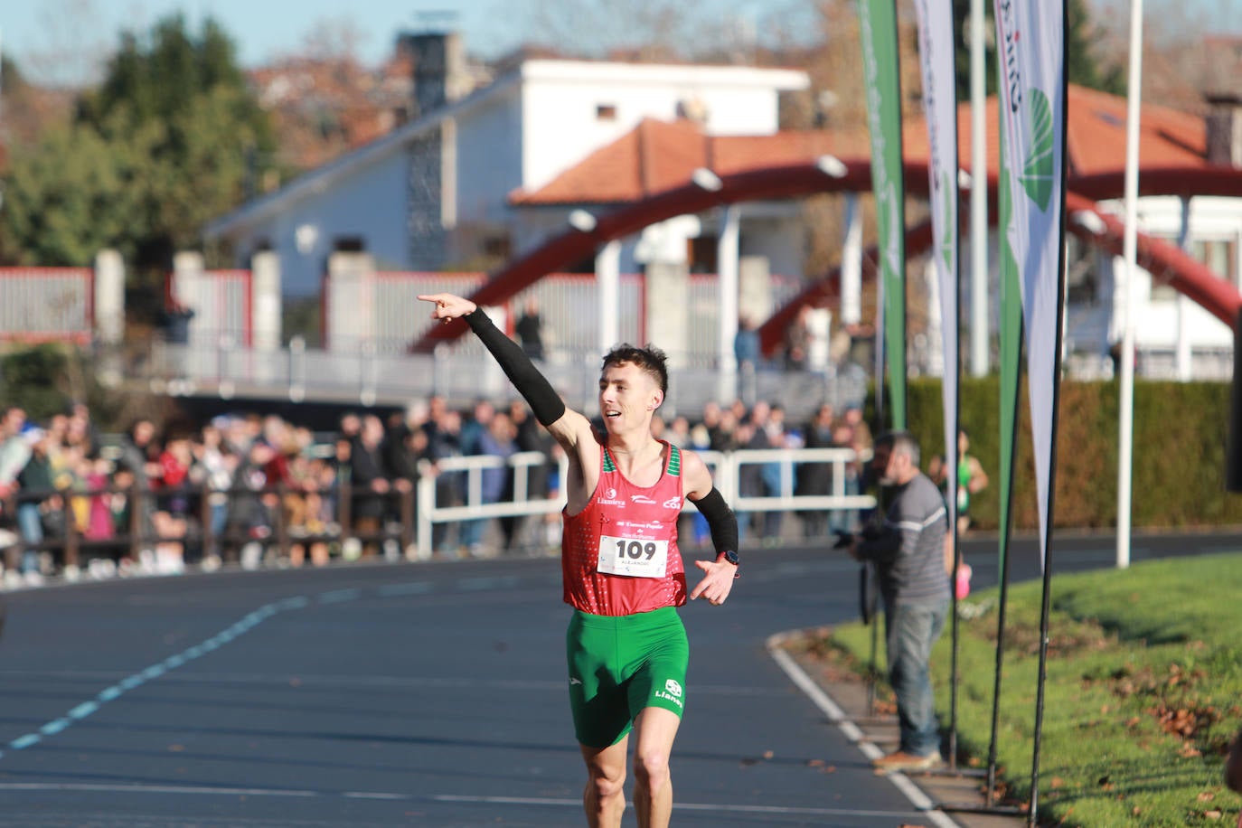 Miles de deportistas se dan cita en el Cross de Nochebuena de Gijón
