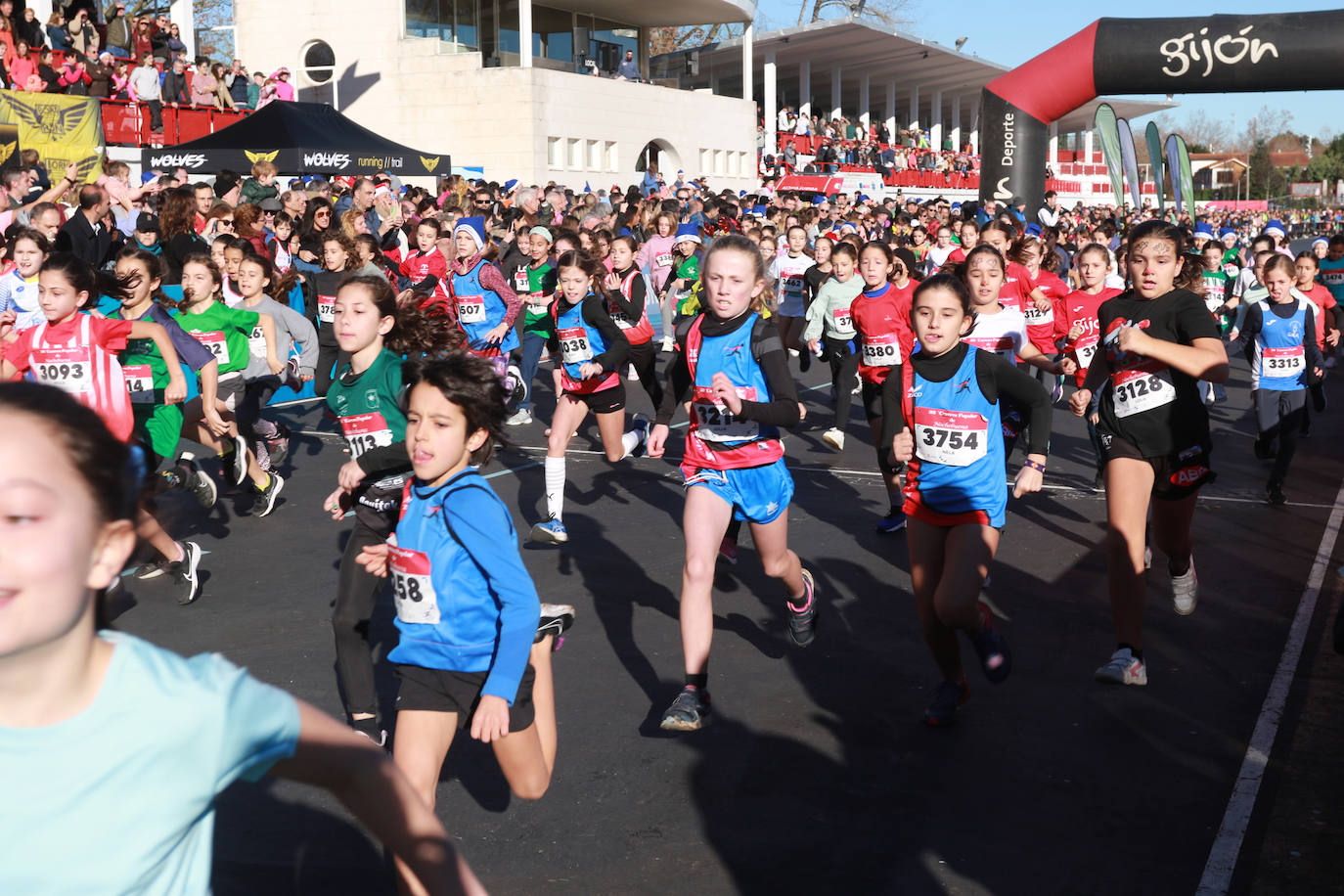 Miles de deportistas se dan cita en el Cross de Nochebuena de Gijón