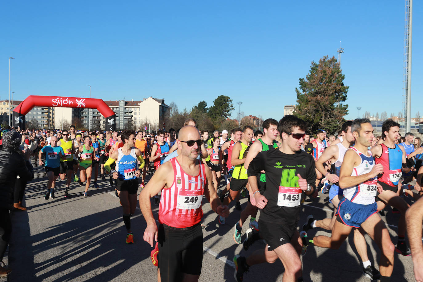Miles de deportistas se dan cita en el Cross de Nochebuena de Gijón