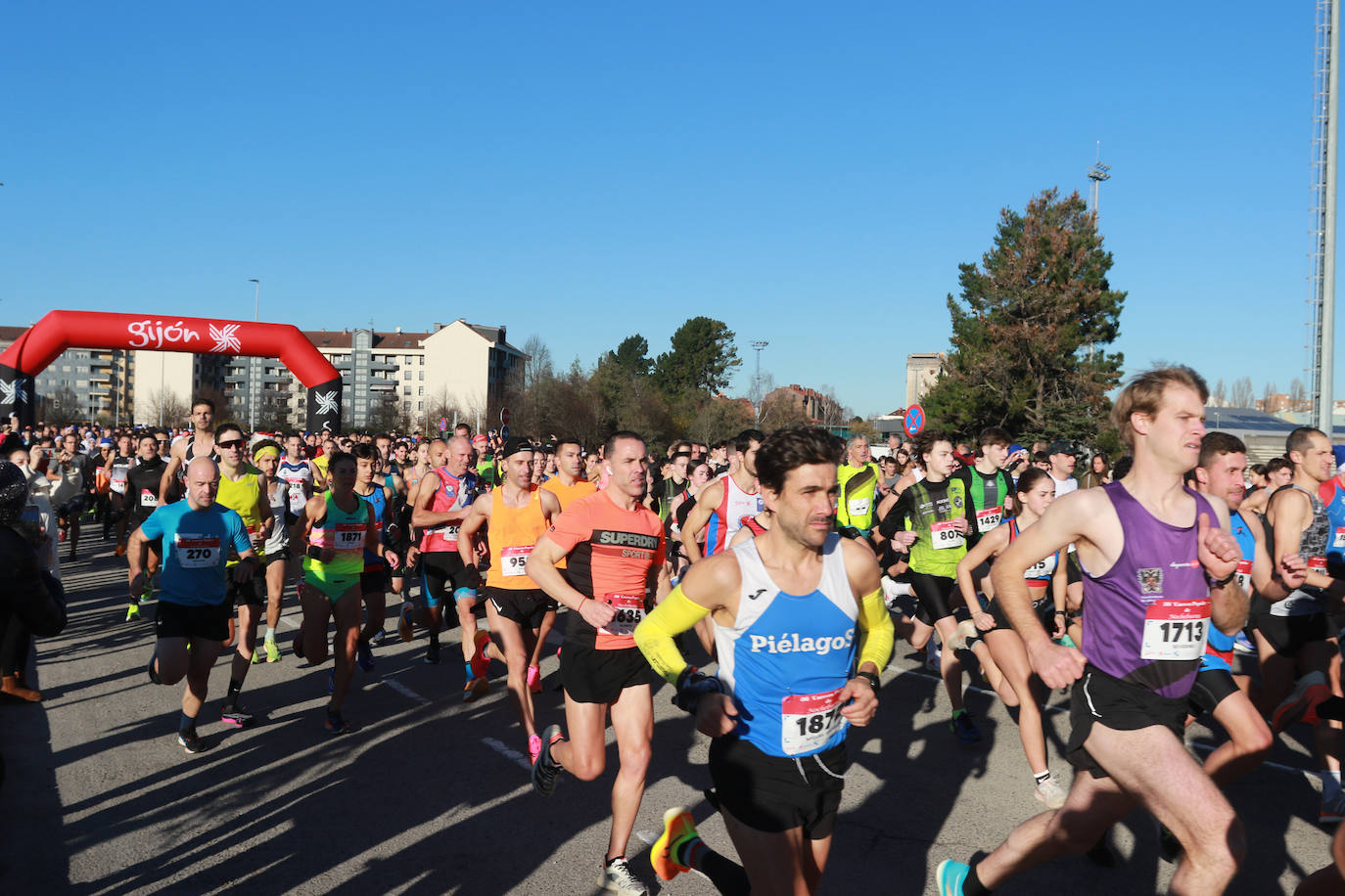 Miles de deportistas se dan cita en el Cross de Nochebuena de Gijón