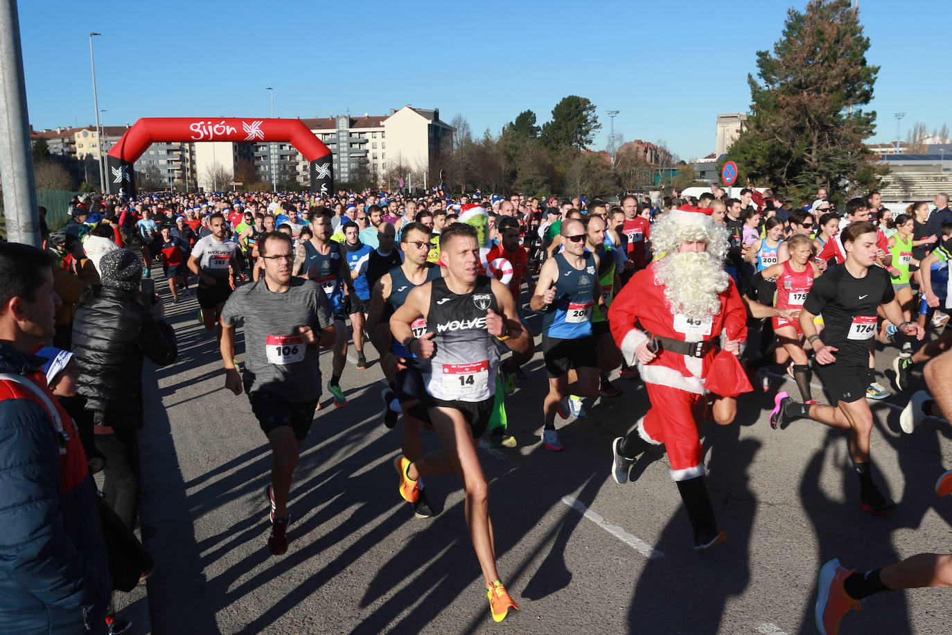Miles de deportistas se dan cita en el Cross de Nochebuena de Gijón