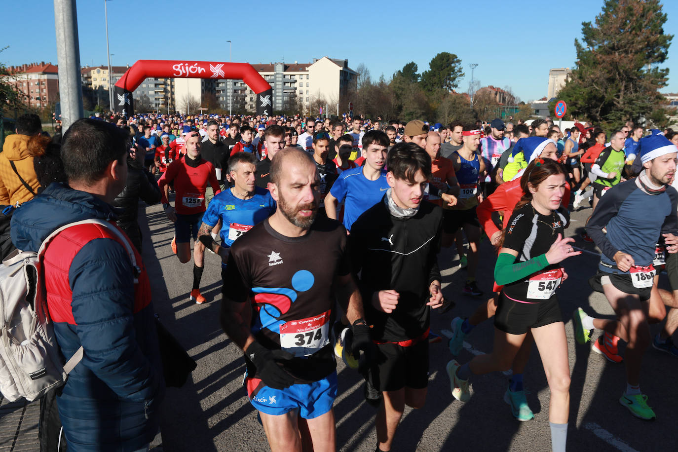 Miles de deportistas se dan cita en el Cross de Nochebuena de Gijón