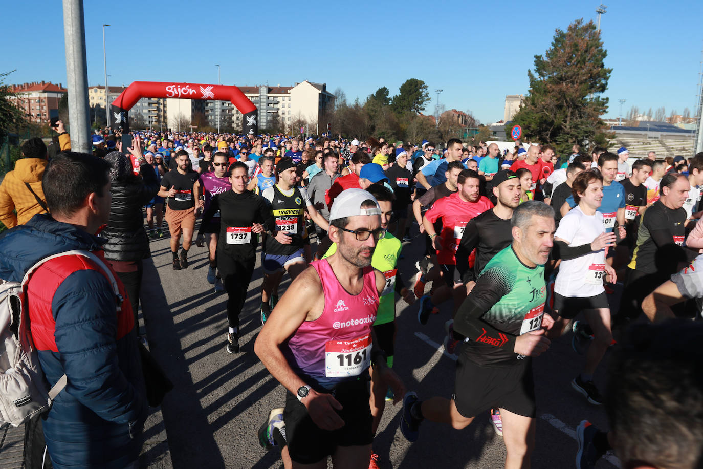 Miles de deportistas se dan cita en el Cross de Nochebuena de Gijón