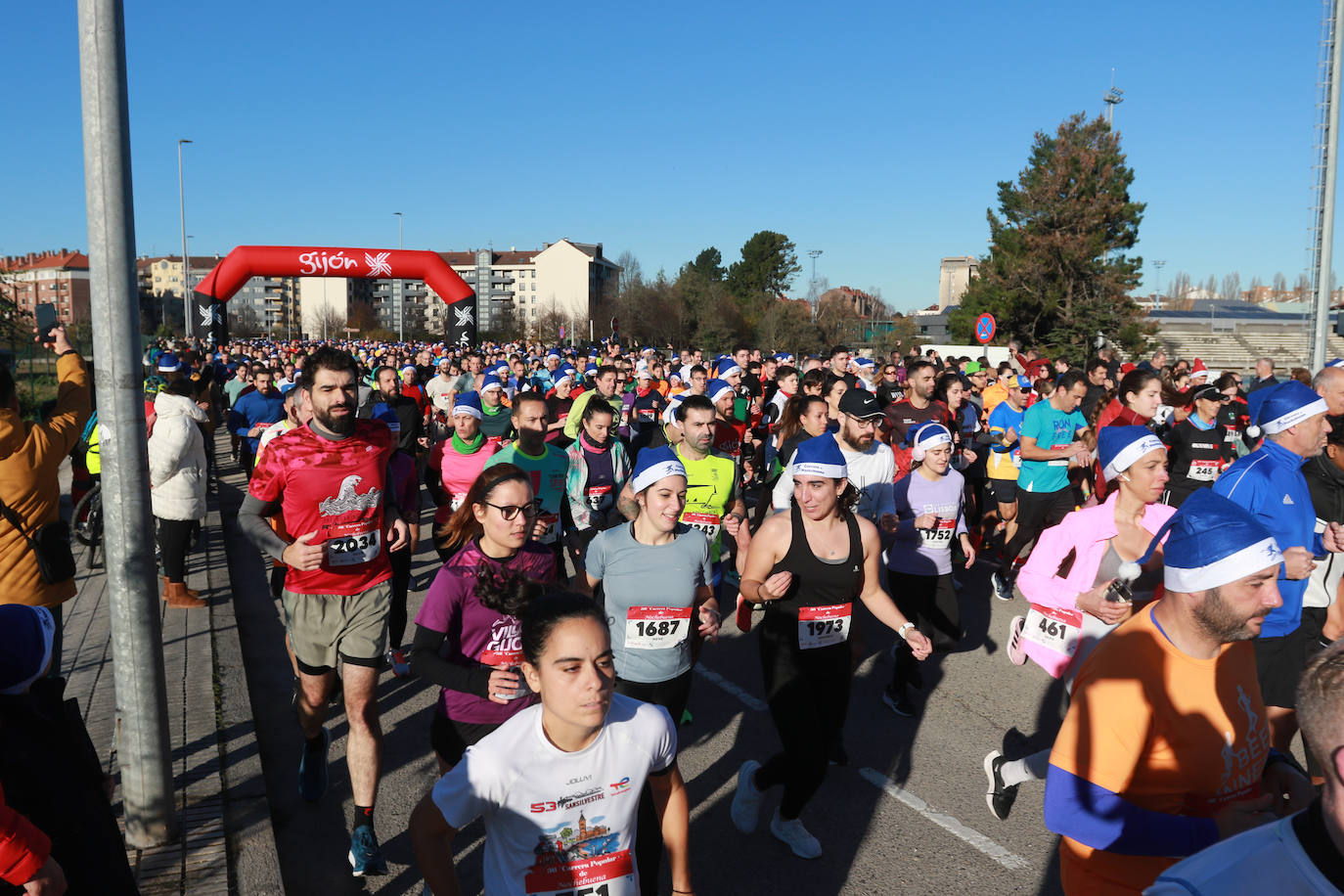 Miles de deportistas se dan cita en el Cross de Nochebuena de Gijón