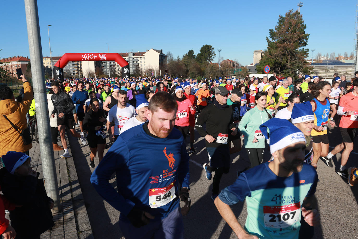 Miles de deportistas se dan cita en el Cross de Nochebuena de Gijón