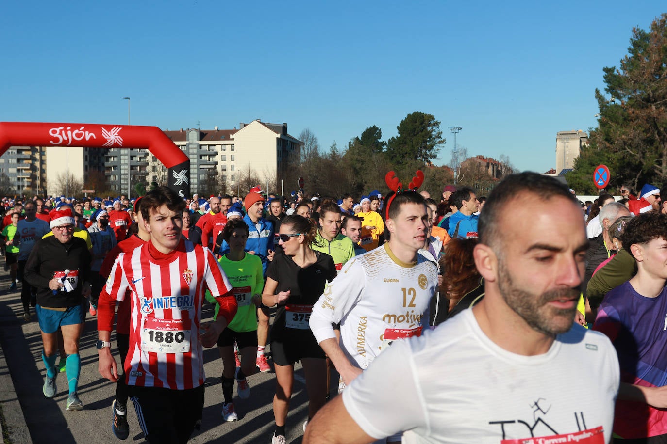 Miles de deportistas se dan cita en el Cross de Nochebuena de Gijón