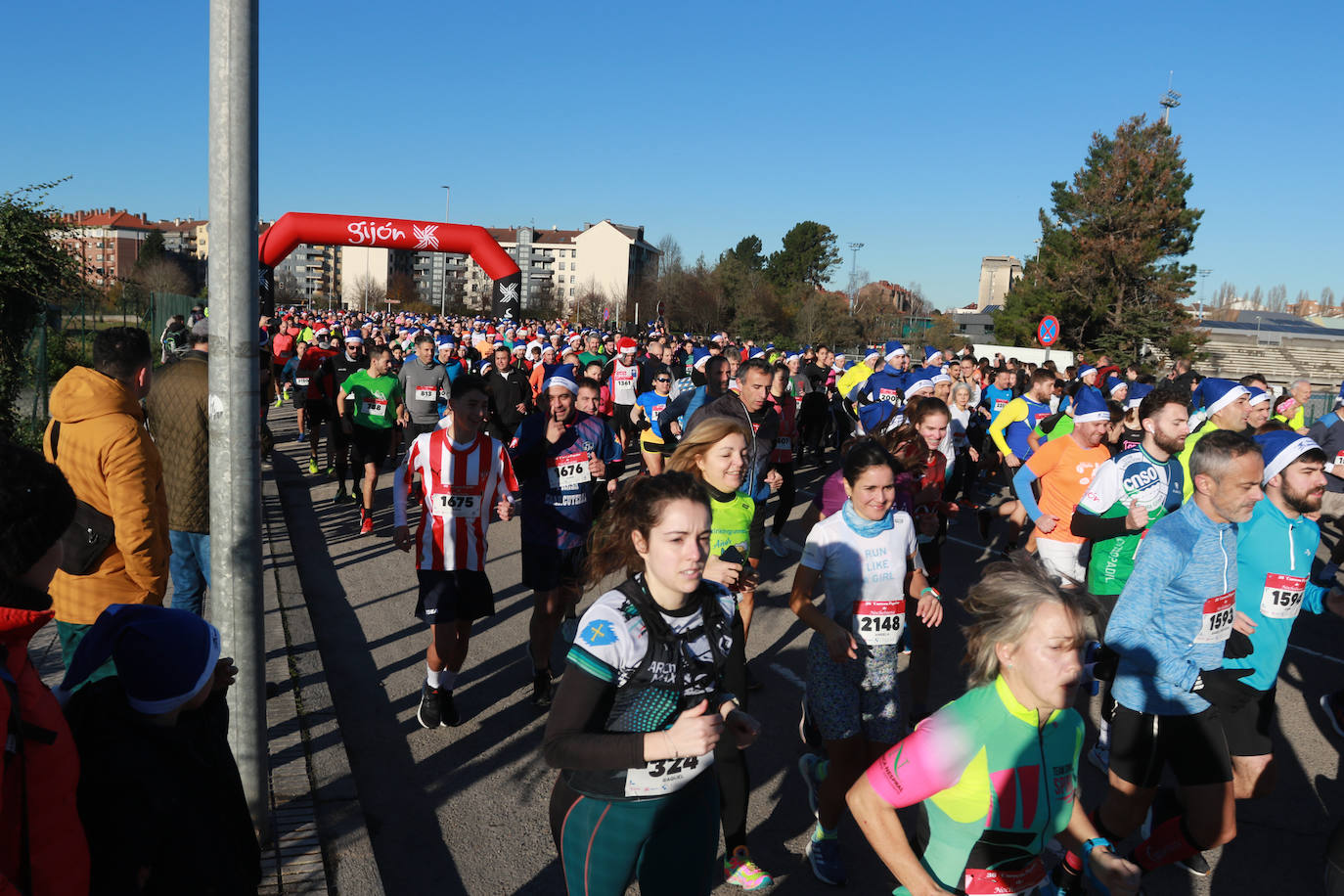 Miles de deportistas se dan cita en el Cross de Nochebuena de Gijón