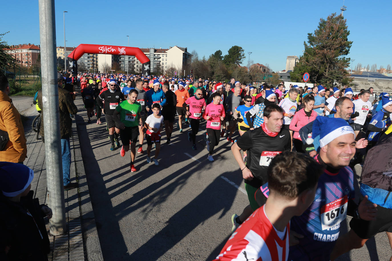 Miles de deportistas se dan cita en el Cross de Nochebuena de Gijón