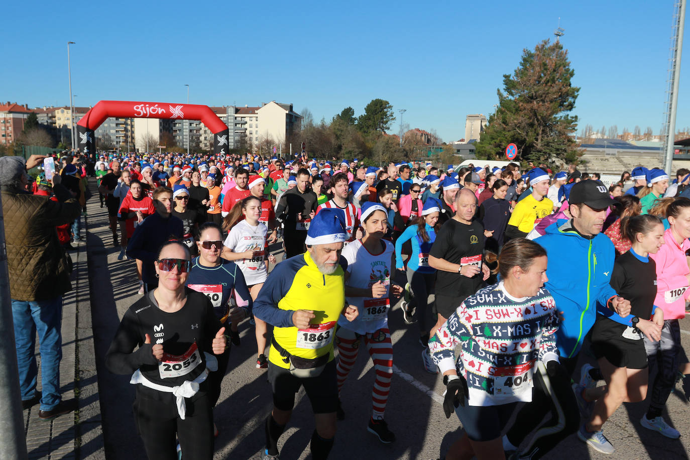 Miles de deportistas se dan cita en el Cross de Nochebuena de Gijón