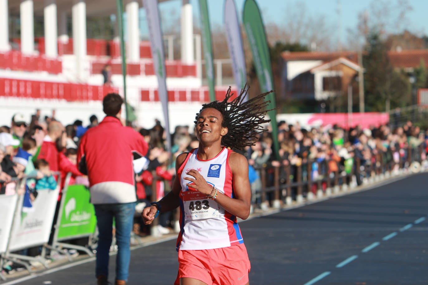 Miles de deportistas se dan cita en el Cross de Nochebuena de Gijón