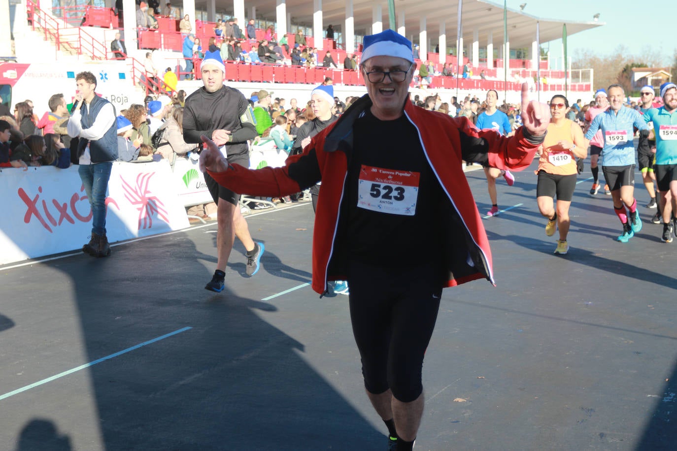 Miles de deportistas se dan cita en el Cross de Nochebuena de Gijón