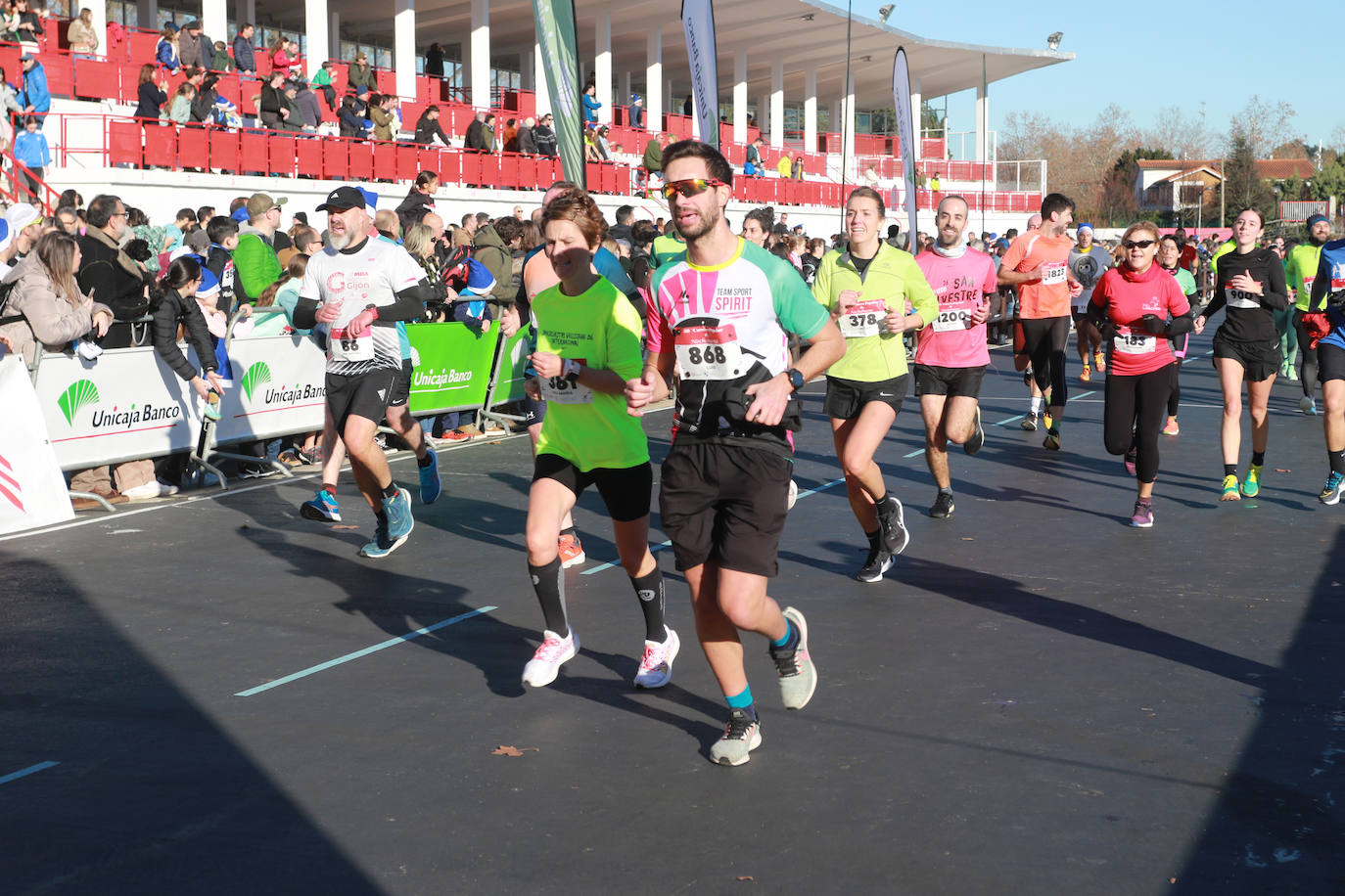 Miles de deportistas se dan cita en el Cross de Nochebuena de Gijón