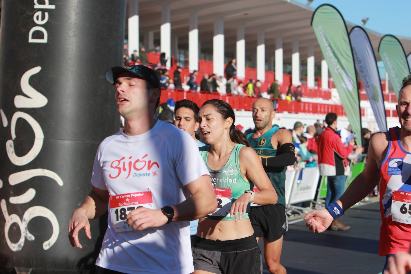 Miles de deportistas se dan cita en el Cross de Nochebuena de Gijón