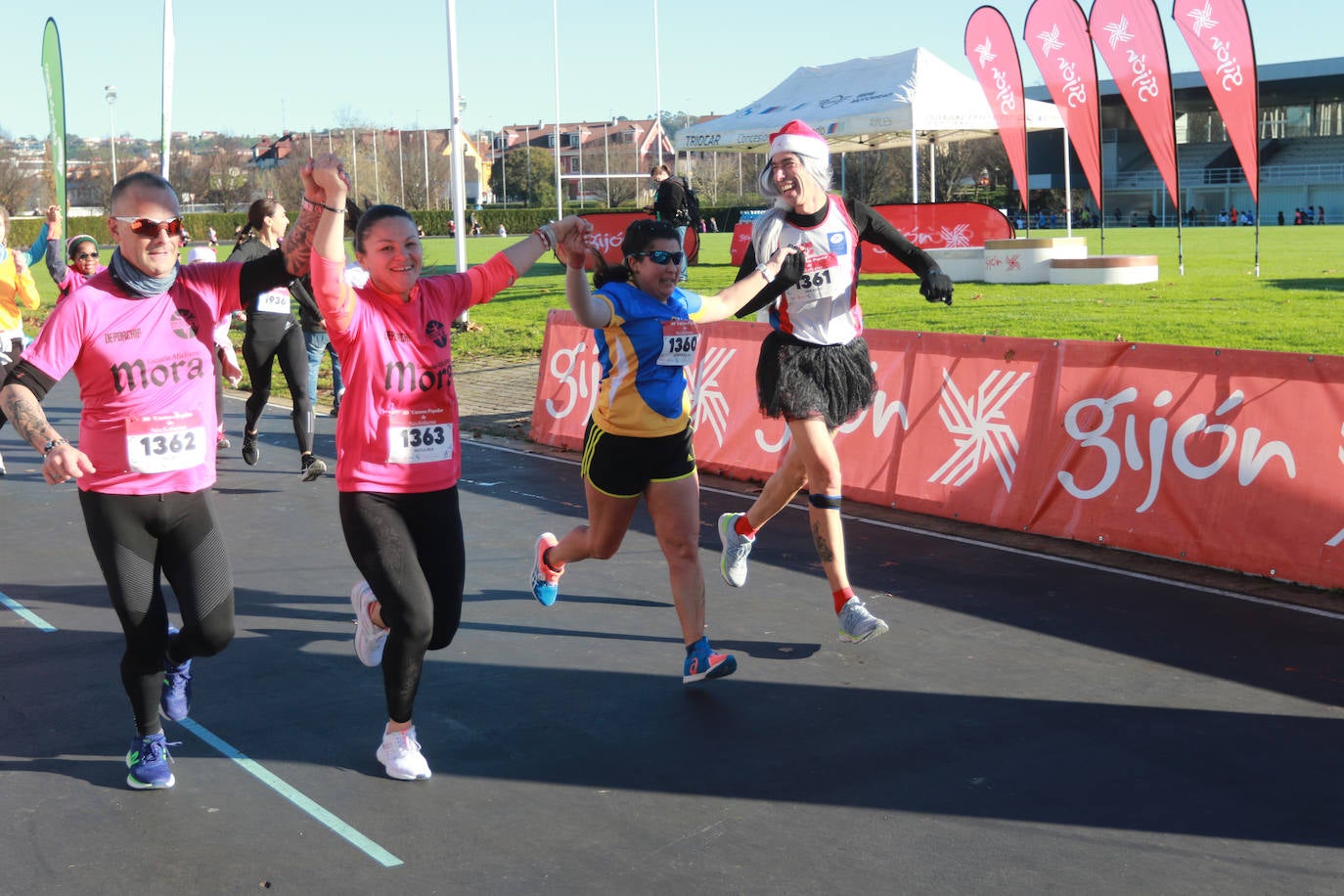 Miles de deportistas se dan cita en el Cross de Nochebuena de Gijón