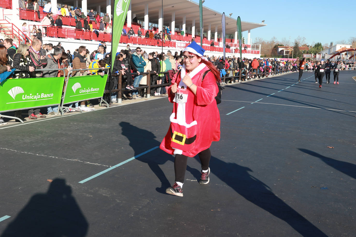 Miles de deportistas se dan cita en el Cross de Nochebuena de Gijón