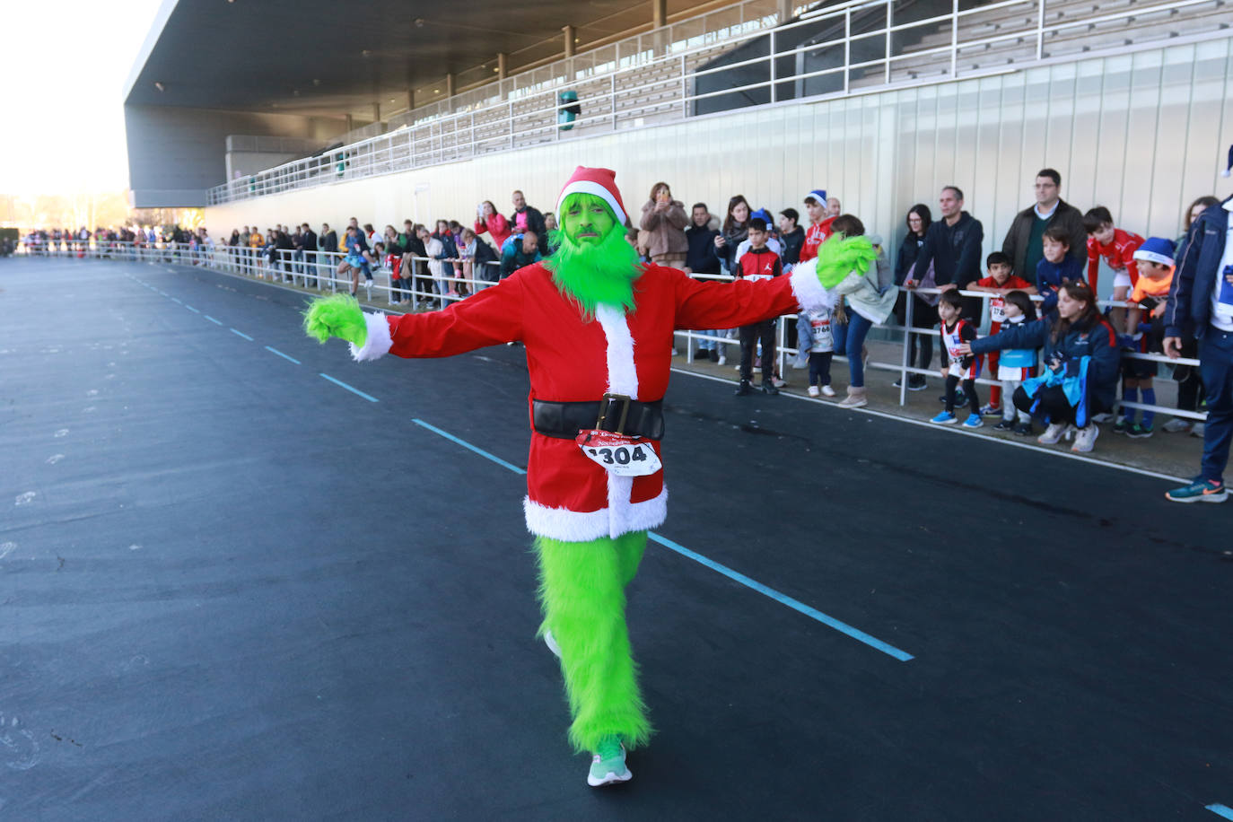 Miles de deportistas se dan cita en el Cross de Nochebuena de Gijón