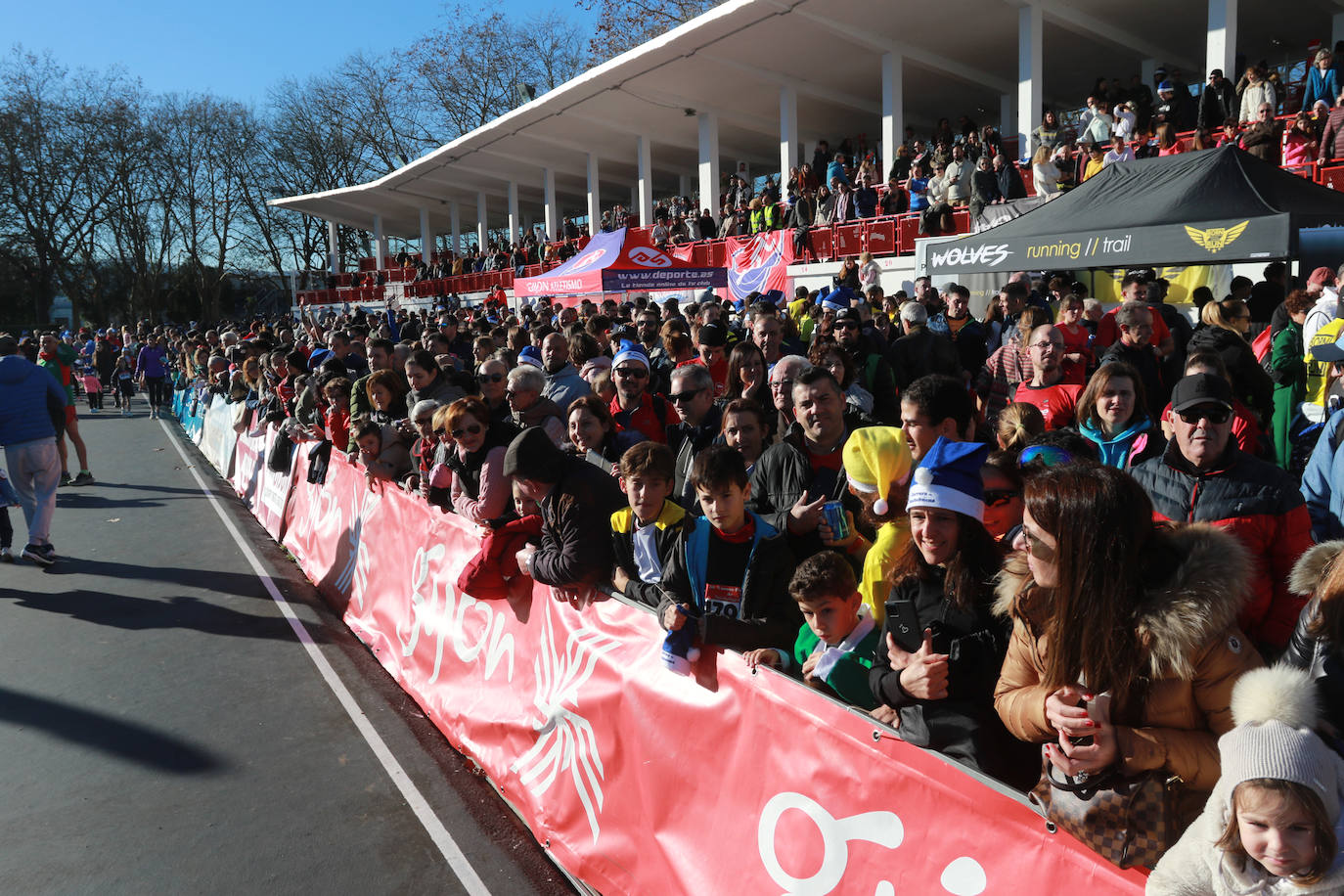 Miles de deportistas se dan cita en el Cross de Nochebuena de Gijón