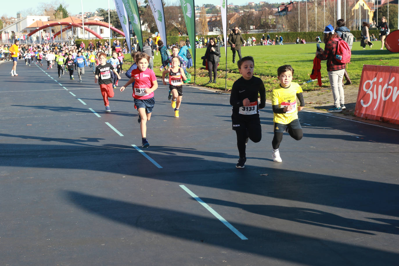 Miles de deportistas se dan cita en el Cross de Nochebuena de Gijón