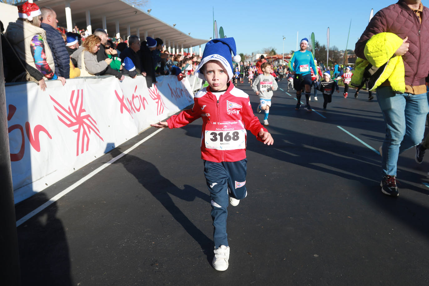 Miles de deportistas se dan cita en el Cross de Nochebuena de Gijón