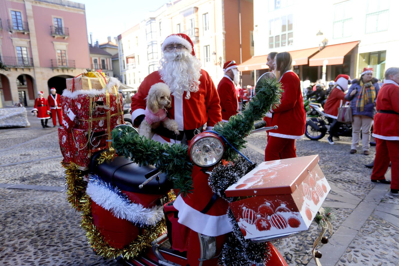 Papá Noel se multiplica para recorrer Gijón en moto