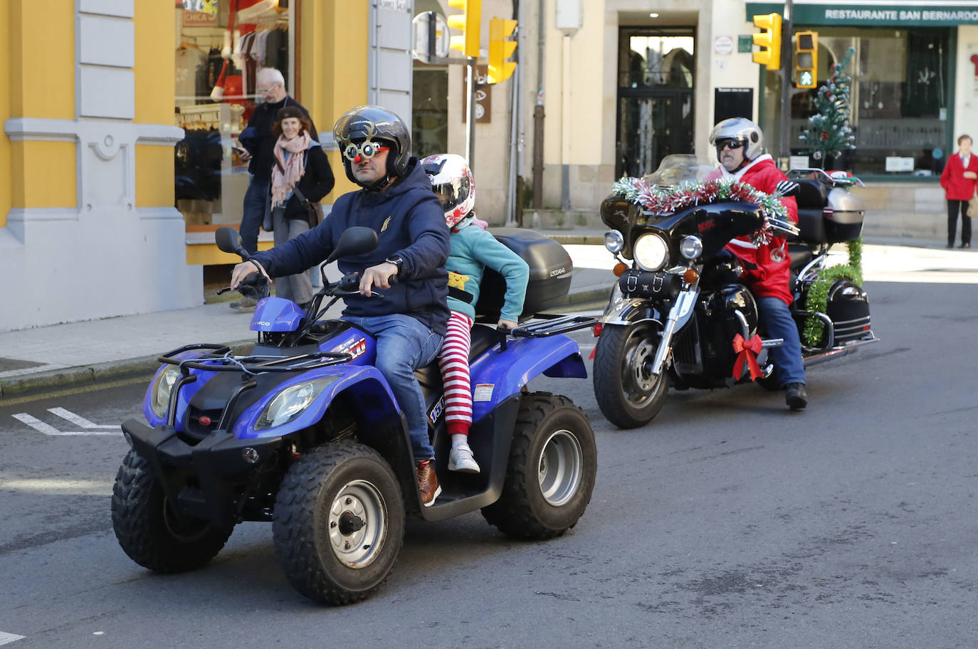 Papá Noel se multiplica para recorrer Gijón en moto