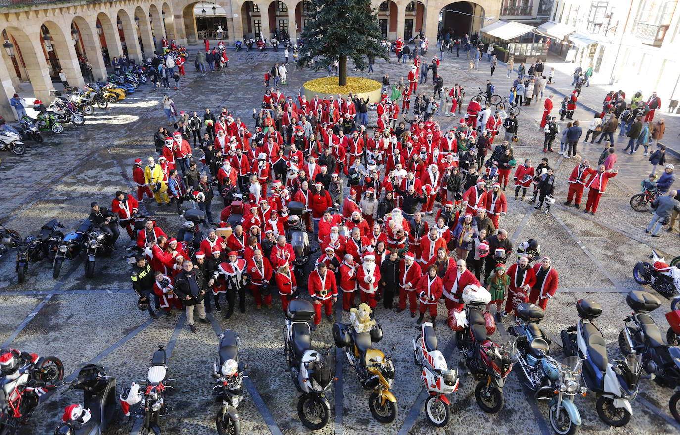 Papá Noel se multiplica para recorrer Gijón en moto