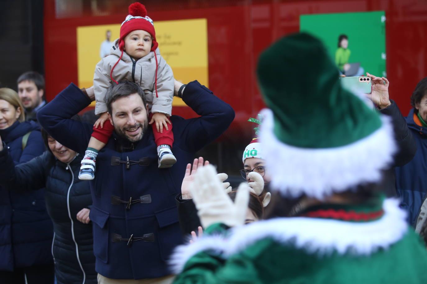 Papa Noel inunda de niños e ilusión las calles de Oviedo