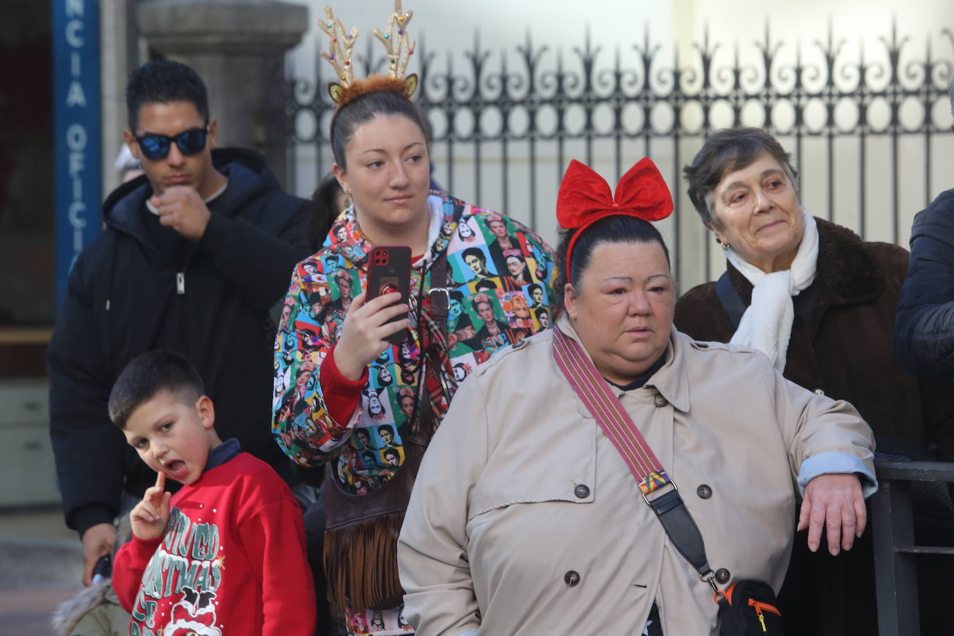 Papa Noel inunda de niños e ilusión las calles de Oviedo