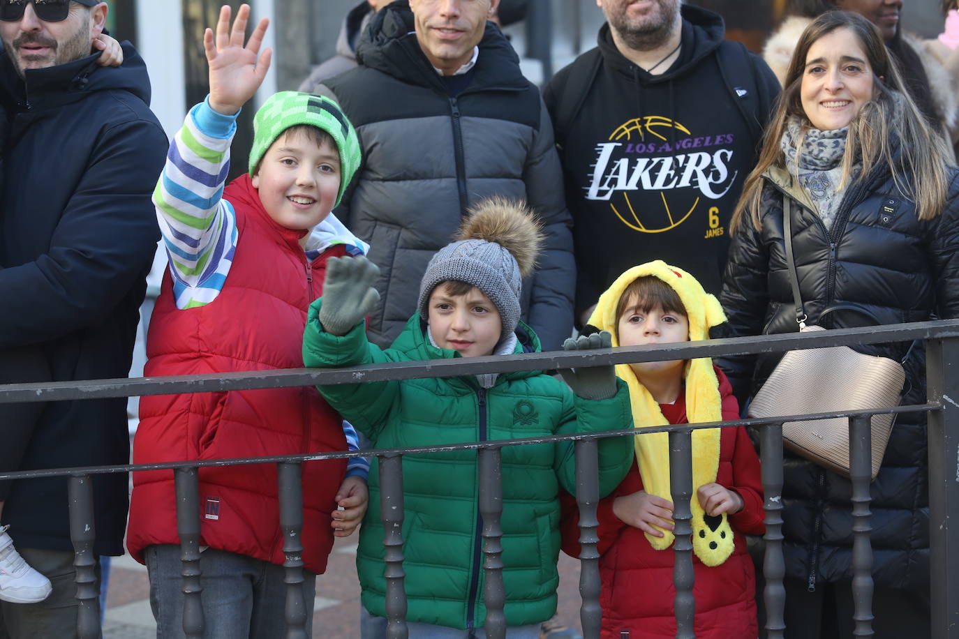 Papa Noel inunda de niños e ilusión las calles de Oviedo