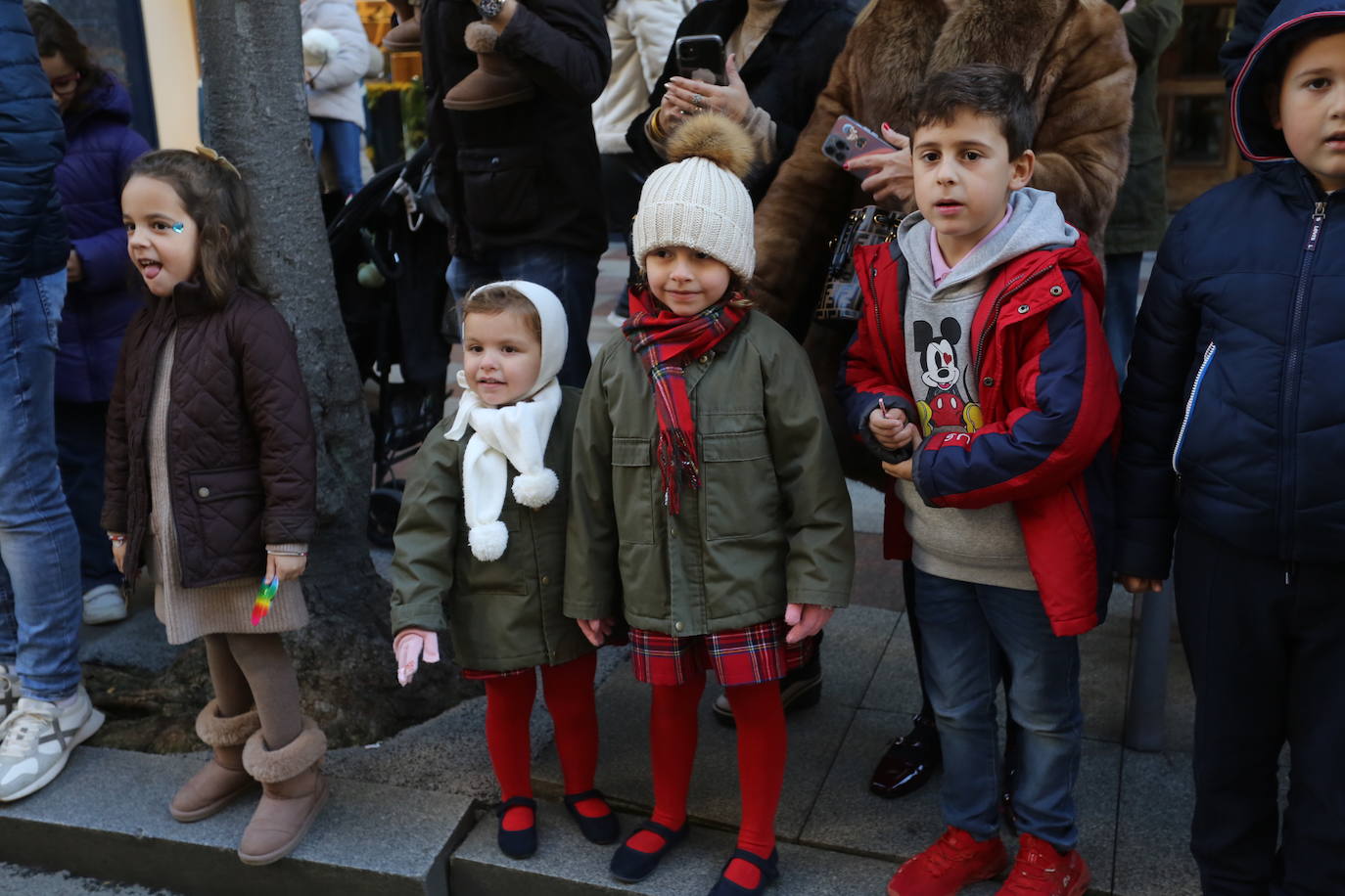 Papa Noel inunda de niños e ilusión las calles de Oviedo