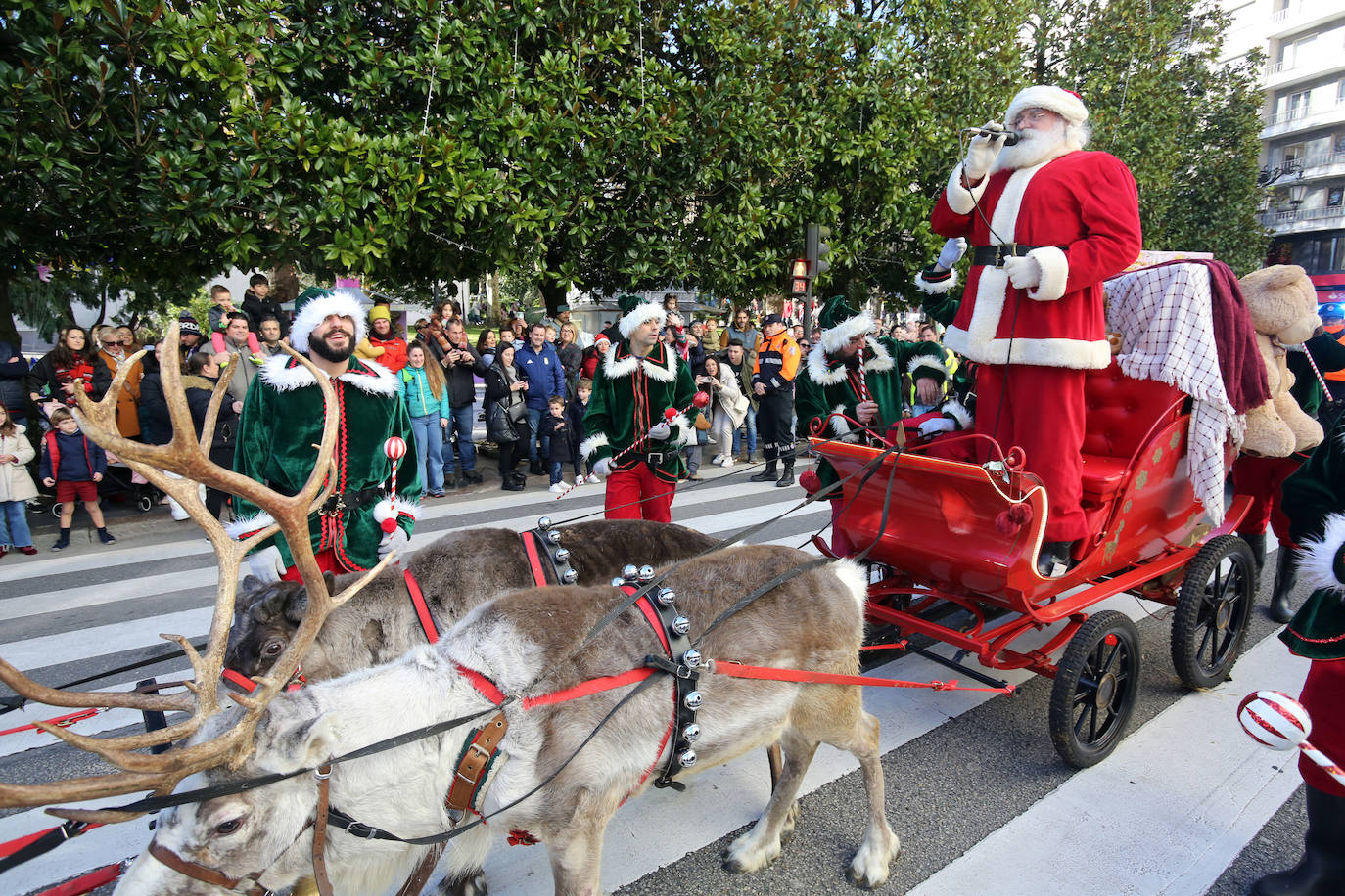 Papa Noel inunda de niños e ilusión las calles de Oviedo