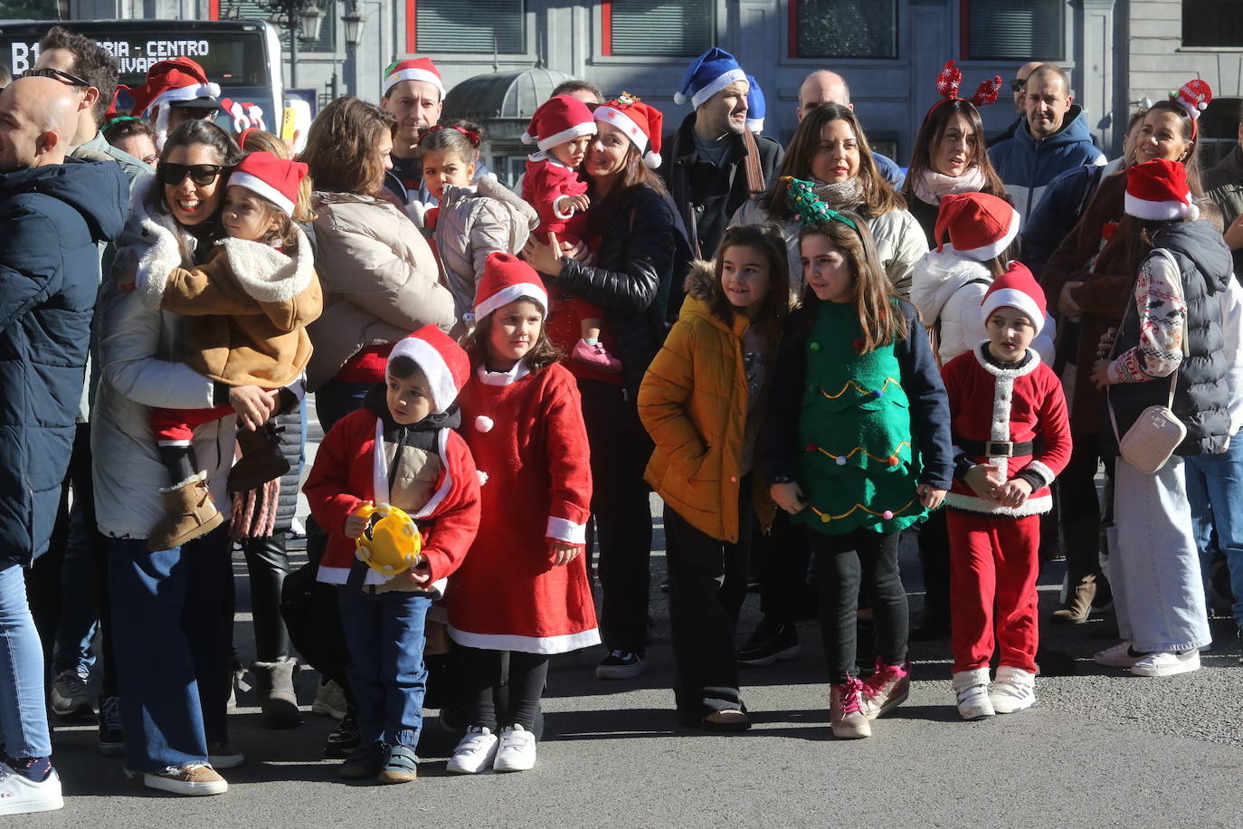 Papa Noel inunda de niños e ilusión las calles de Oviedo