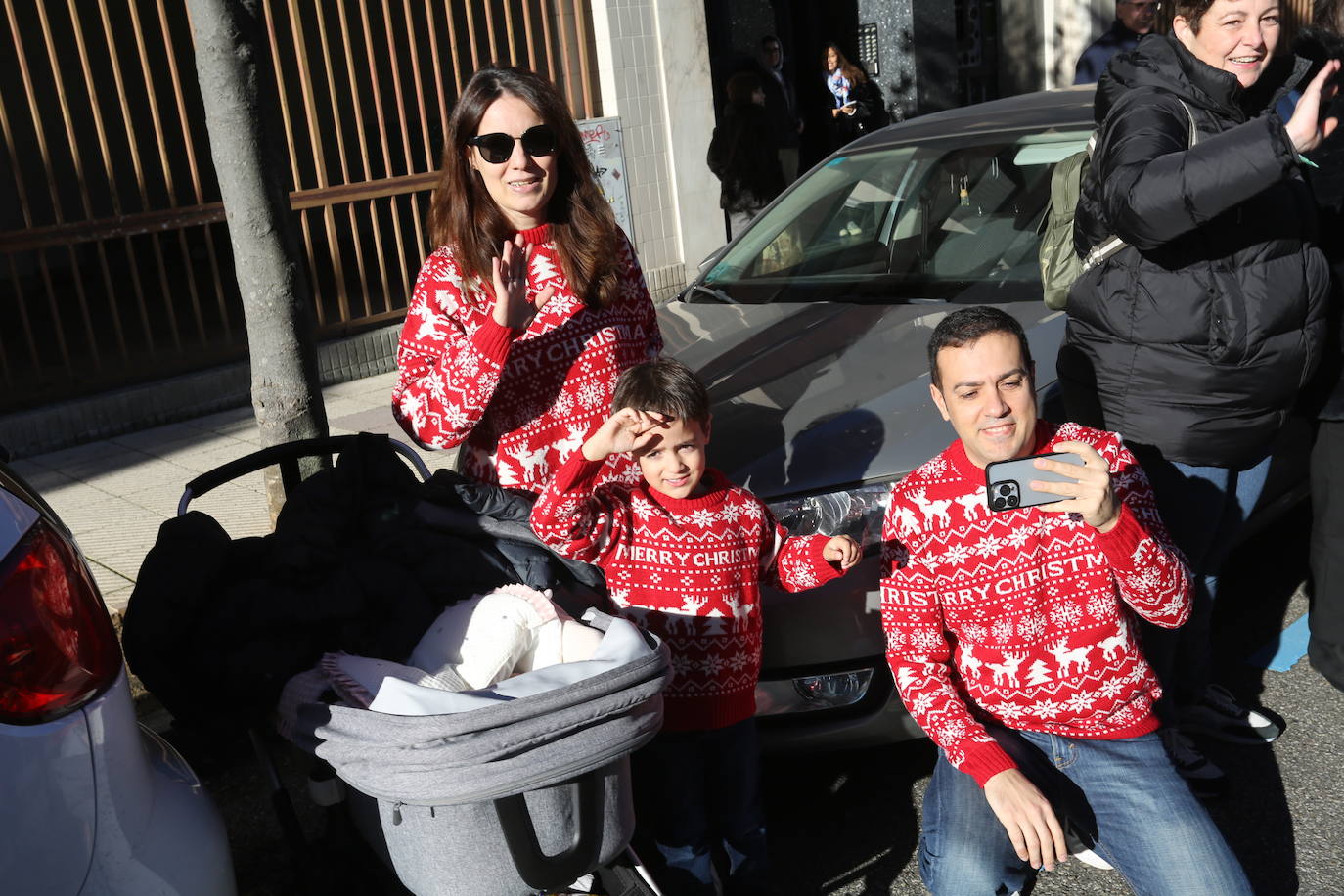 Papa Noel inunda de niños e ilusión las calles de Oviedo