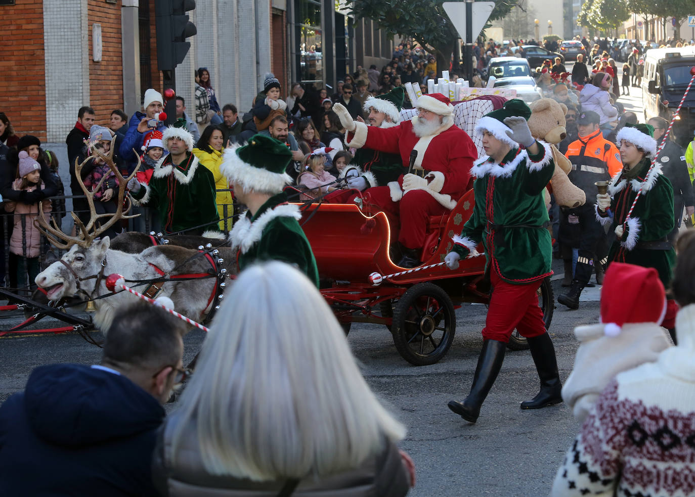 Papa Noel inunda de niños e ilusión las calles de Oviedo