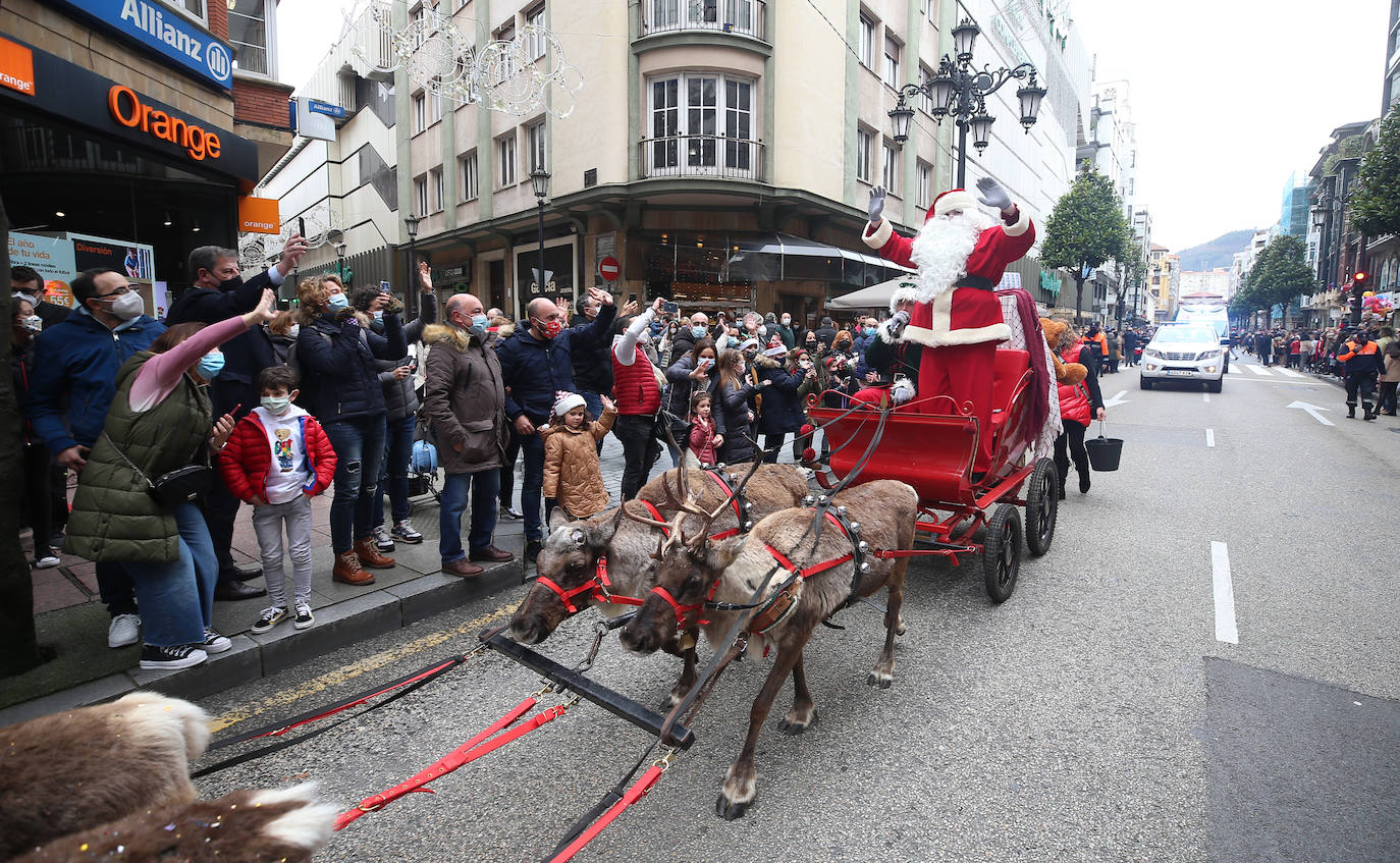 Papá Noel, acompañado por siete elfos y seis renos, en 2021, en el primer pasacalles por el centro de Oviedo.