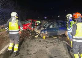 Bomberos y Guardia Civil en el lugar del accidente.