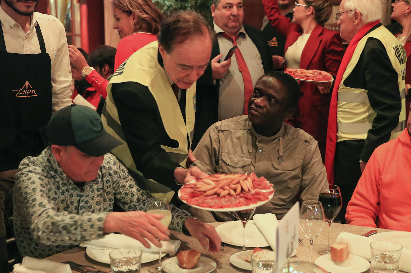 El Padre Ángel da una cena por Nochebuena para personas sin hogar