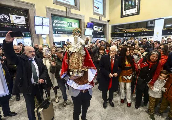 La Santina y el Padre Ángel recibieron una calurosa bienvenida a su llegada a Oviedo.