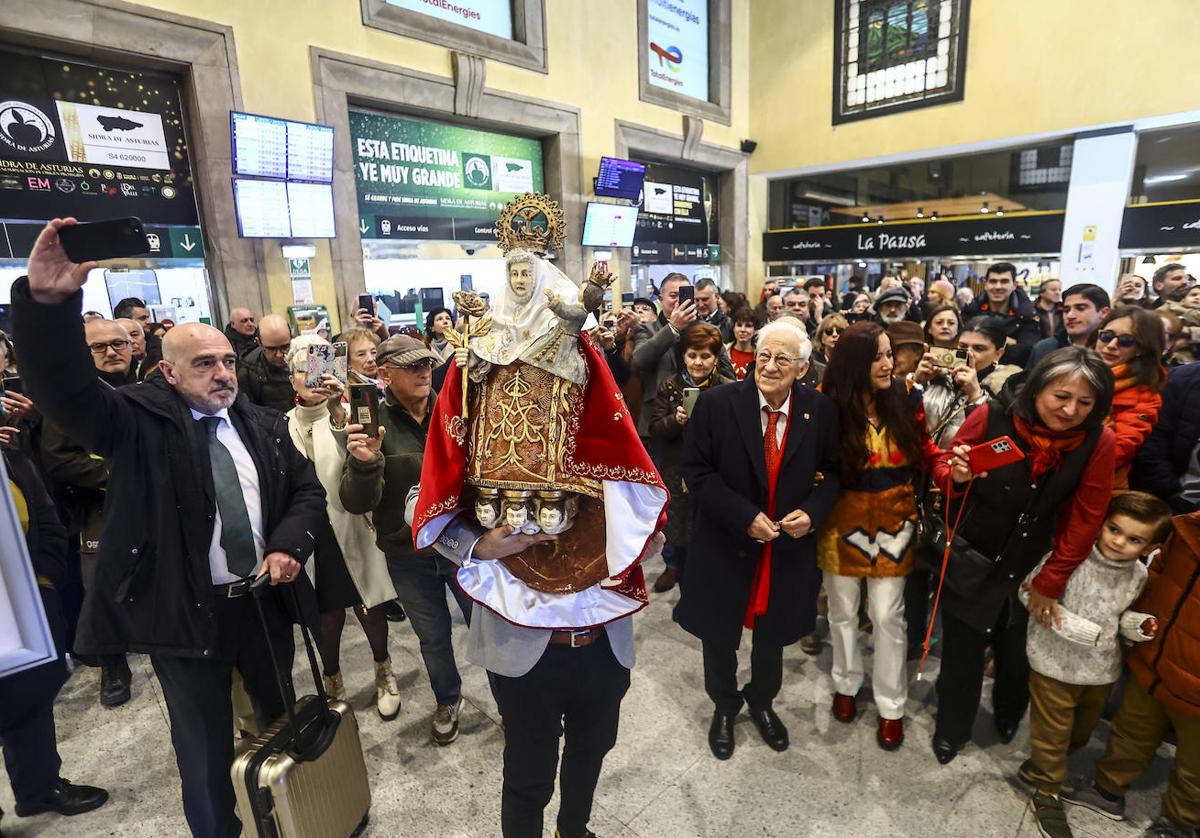 La Santina y el Padre Ángel recibieron una calurosa bienvenida a su llegada a Oviedo.