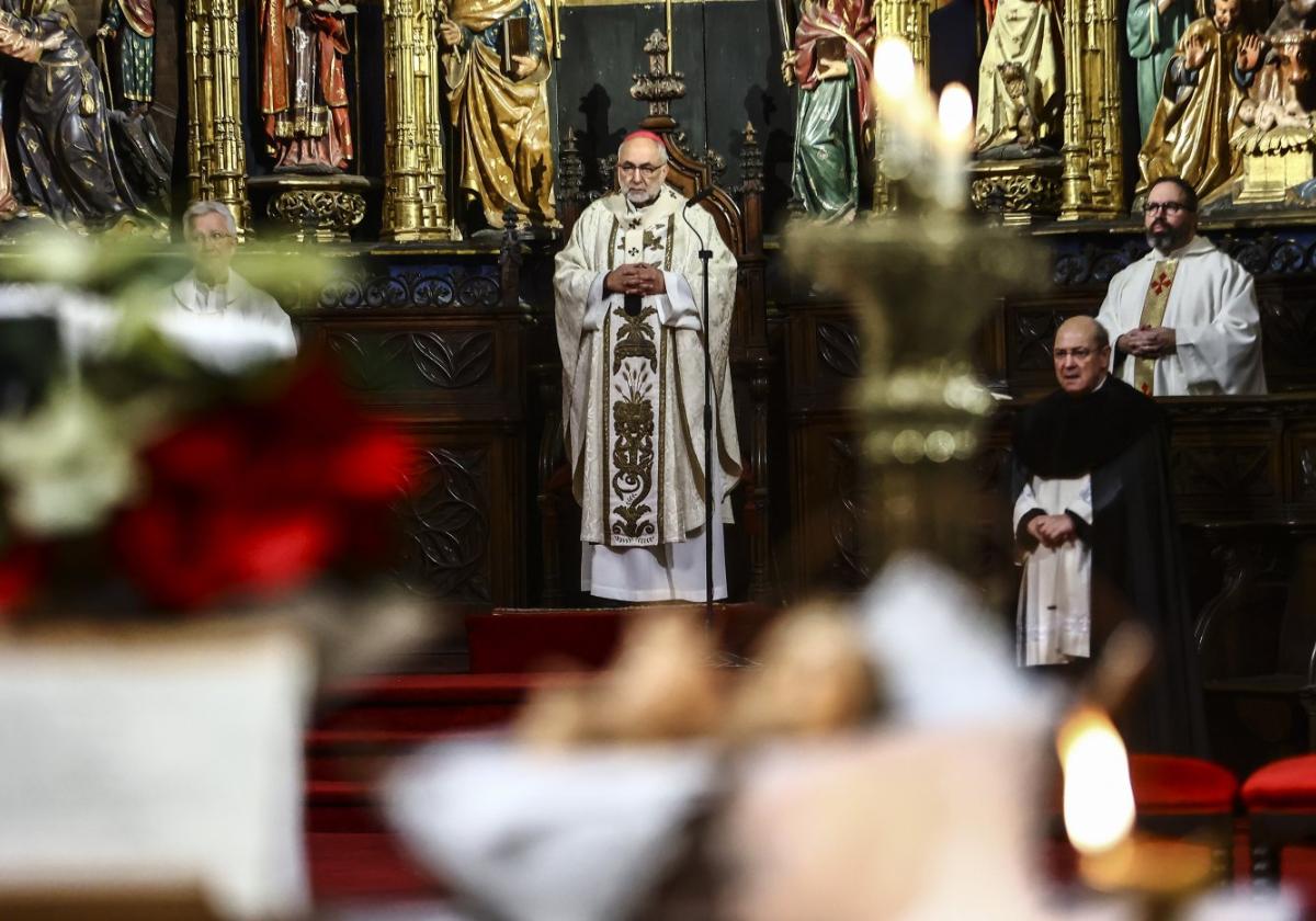 El arzobispo presidió la misa de Navidad en la Catedral; a su izquierda, el deán.