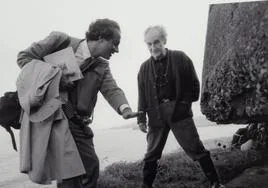 Paco Pol, a la izquierda, con Eduardo Chillida en el cerro de Santa Catalina, planeando el 'Elogio'.