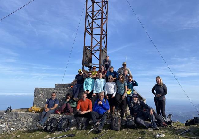 Una pequeña representación de los más de 700 socios que integran el Club AMA Torrecerredo, organizadores de esta semana Internacional de Montaña que en esta edición cumple 44 años y abarca 9 días de charlas y proyecciones