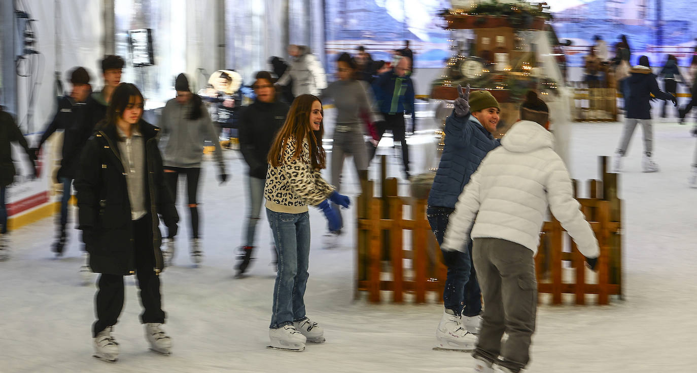 La pista de hielo triunfa en Oviedo