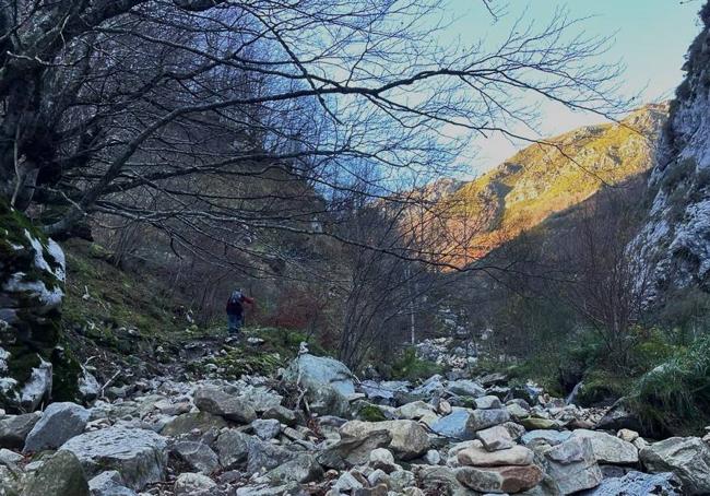 Avanzando entre las rocas y peñascos esparcidas por el río, rumbo a la majada Xulio