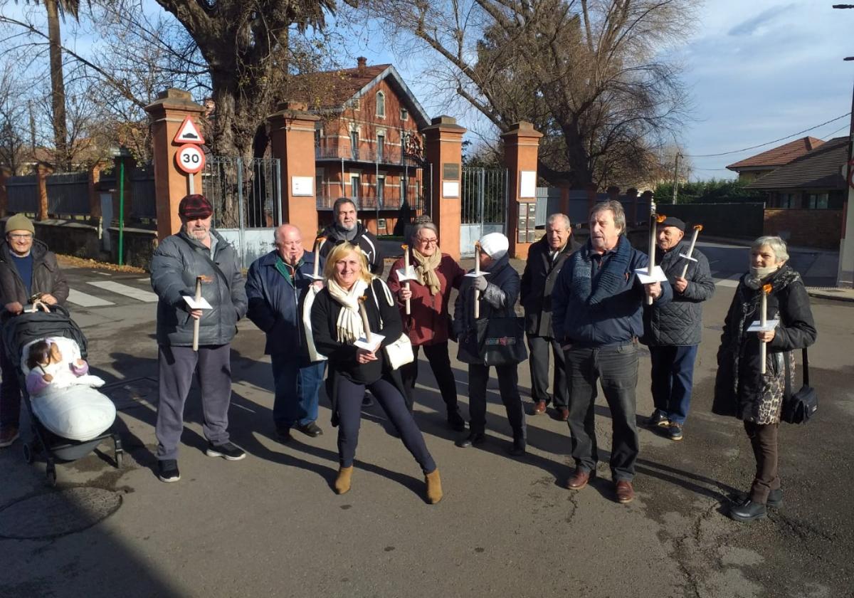 Protesta vecinal con velas para reclamar alumbrado navideño en Jove.